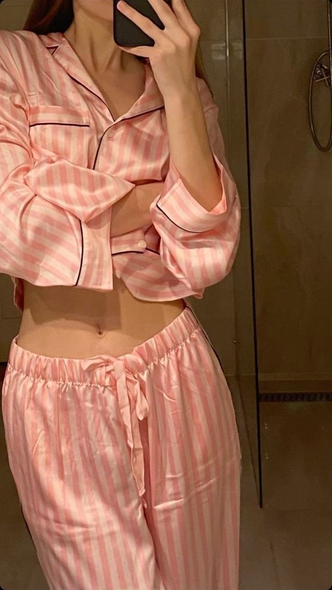 Hellengomez95's tweet photo. Dormindo linda &amp; confortável com essas perfeições de pijamas - a Thread https://t.co/PT4yXlG6gZ