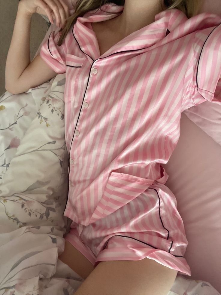 Hellengomez95's tweet photo. Dormindo linda &amp; confortável com essas perfeições de pijamas - a Thread https://t.co/PT4yXlG6gZ