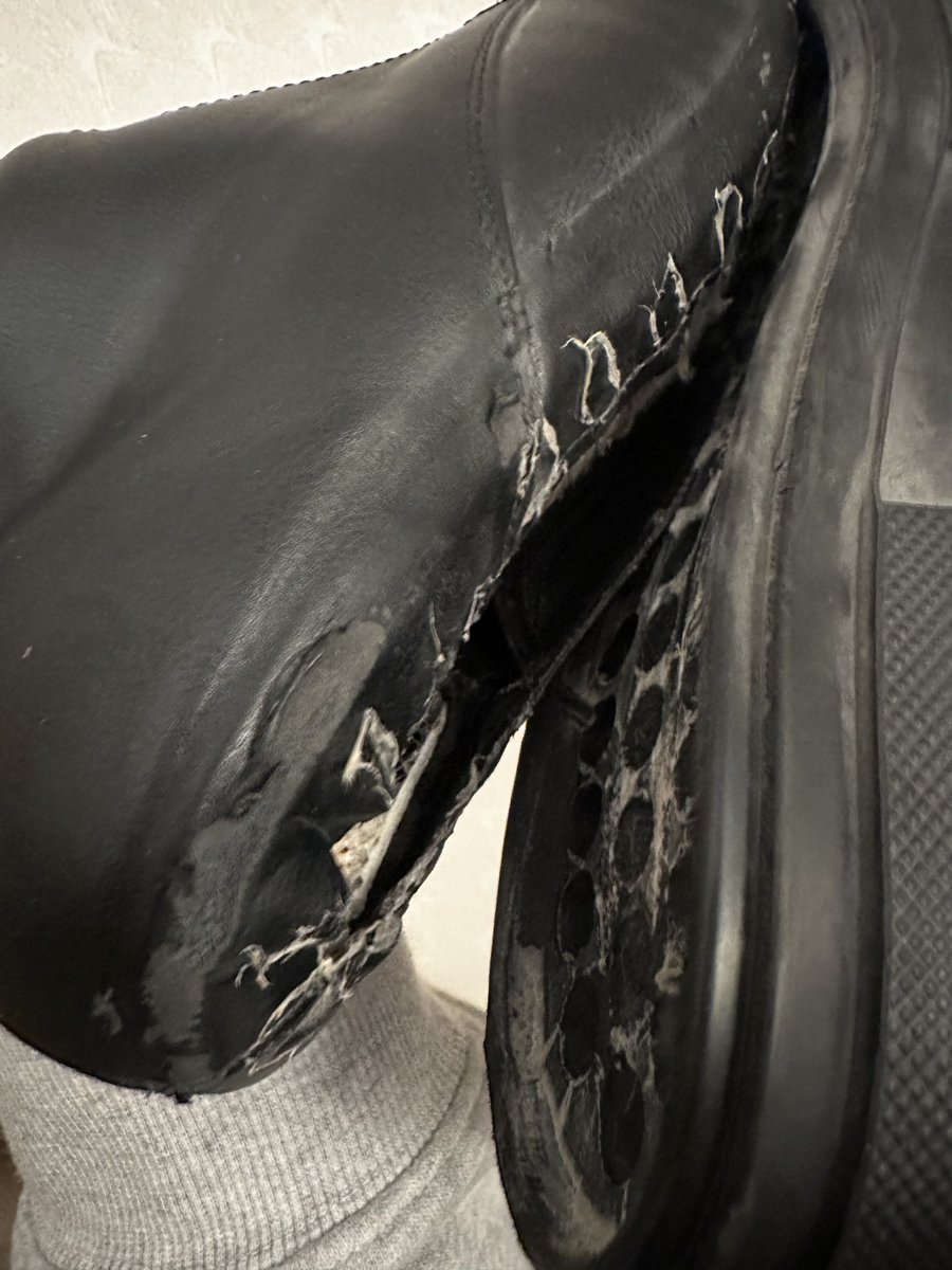 LillianneMoo's tweet image. ...
去年は初めてで撮影と挨拶回り、全部が楽しい！楽しい！！ってのが多かったけど

今年はブース走り回って、打ち合わせでも走り回って、忙しい！時間がない！眠い！連絡！スケジュール！撮影！スケジュールパンパンでブーツの底が剥がれました🤗

明日の撮影で興奮してまだ眠れてない🫥