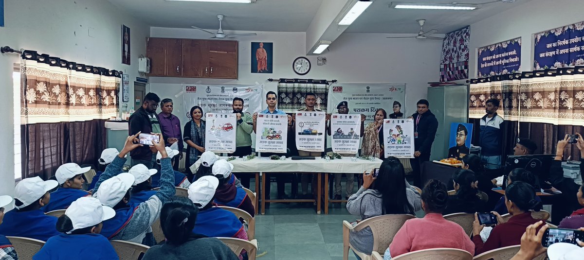 RtoJamnagar's tweet photo. આર.ટી.ઓ., ટ્રાફિક પોલીસ અને નહેરૂ યુવા કેન્‍દ્ર જામનગરના સંયુક્ત ઉપક્રમે પરાક્રમ દિવસ નિમિત્તે માર્ગ સલામતી સેમિનારનું આયોજન કરવામાં આવેલ તથા સ્વયંસેવકોને MyBharat કીટનું વિતરણ કરવામાં આવેલ. @CollectorJamngr @SP_Jamnagar @COTGuj_office @GRSAofficial @infojamnagargog @nyksindia https://t.co/tj1D2qNxnd