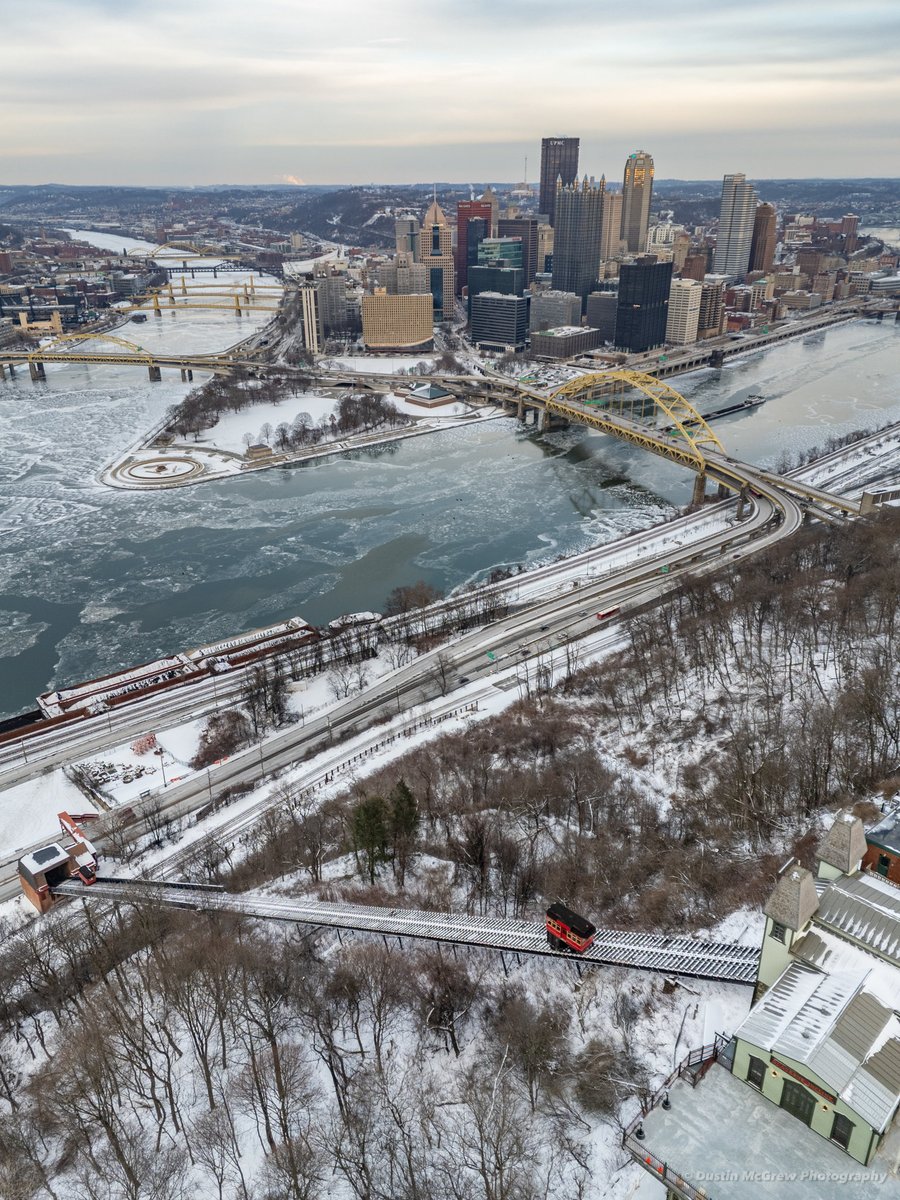 dmcgrew's tweet image. The Duquesne Incline descends down Mt. Washington on a frigid day this week in #Pittsburgh.
