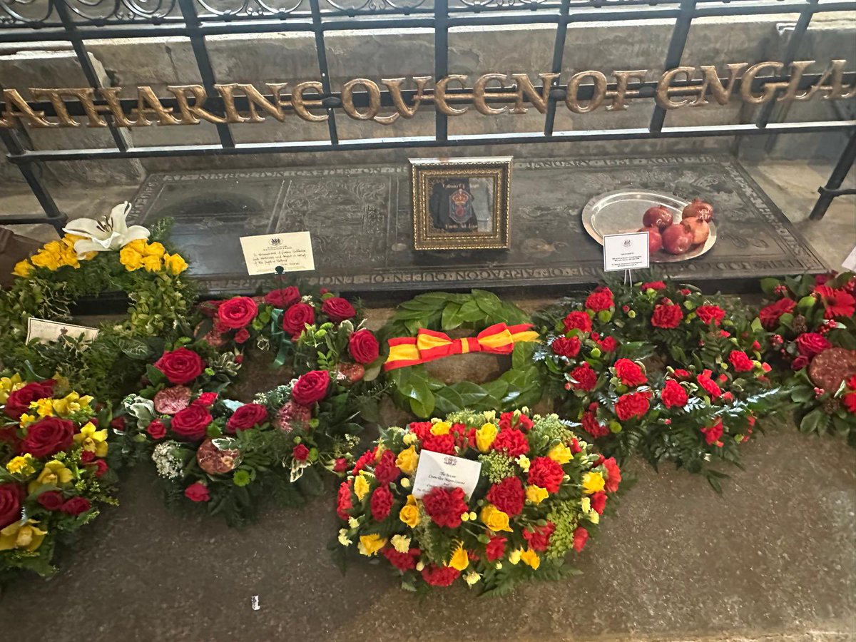 The Katharine of Aragon Festival is taking place in Peterborough, where her remains lie. 🇪🇸🇬🇧

We attended the annual service at <a href="/pborocathedral/">Peterborough Cathedral</a> to honour Queen Katharine, laying a wreath at her tomb.

Queen Katharine of Aragon was a brave woman, defender of culture &amp; education.