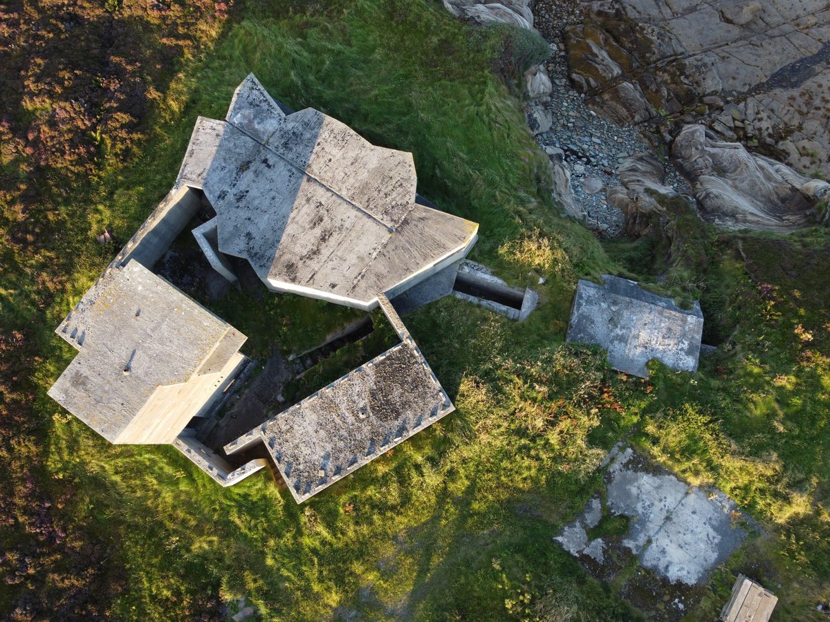 IslandsPass's tweet image. This week our #FunFactFriday comes from #Flotta

During WWI and WWII the Neb Battery looked over towards the Hackness Martello Tower in Hoy. The remains of many huts and buildings can be explored including the pump house, the lower dam, higher dam as well as the battery and..