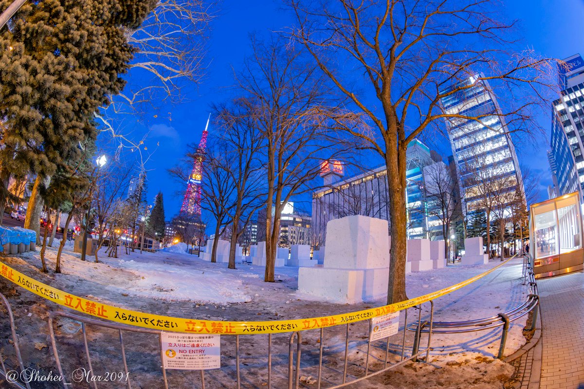 さっぽろ雪まつり準備中⛄️

四角い雪の塊が整然と並ぶ大通公園も不思議とレアな光景かも◻️