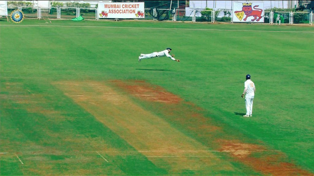 legbeforewickt's tweet photo. गजब का कैच पारस का ... 😳
#Ranjitropy https://t.co/TEb9dP3d1U