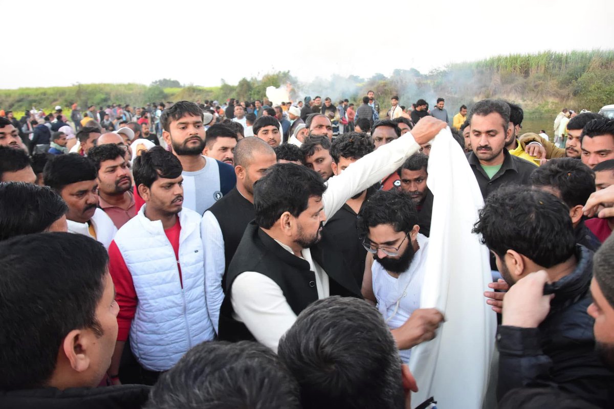 b_bhushansharan's tweet photo. आज मेरे पुराने साथी राजनीति के क्षेत्र में तीन दशकों से अधिक का साथ निभाने वाले करनैलगंज विधानसभा क्षेत्र से 7 बार के लोकप्रिय,जनप्रिय मा•विधायक रहे, मेरे हर परिस्थितियों में कदम से कदम मिलाकर साथ देने वाले,  प्रिय साथी बरगदी स्टेट के कुंवर श्री अजय प्रताप सिंह (लल्ला भैया) जी के #आकस्मिक_निधन_की_सूचना मिलने पर उनके आवास पर पहुंचकर अंतिम दर्शन कर श्रद्धांजलि अर्पित करते हुए परिवार के प्रति अपनी शोक संवेदना व्यक्त किया..
मै इस भारी दुःख की घड़ी में परिवार सहित पूरे क्षेत्र की जनता के प्रति अपनी गहरी शोक संवेदना व्यक्त करता हूँ ..                                               

ईश्वर से प्रार्थना है कि पुण्यात्मा को श्रीचरणों में स्थान प्रदान करें एवं समस्त शोकाकुल परिजनों को यह असीम दुख सहने की शक्ति दें।

🙏ॐ शांति: ॐ 🙏
#Colonelganj #LallaBhaiya #Gonda #UP