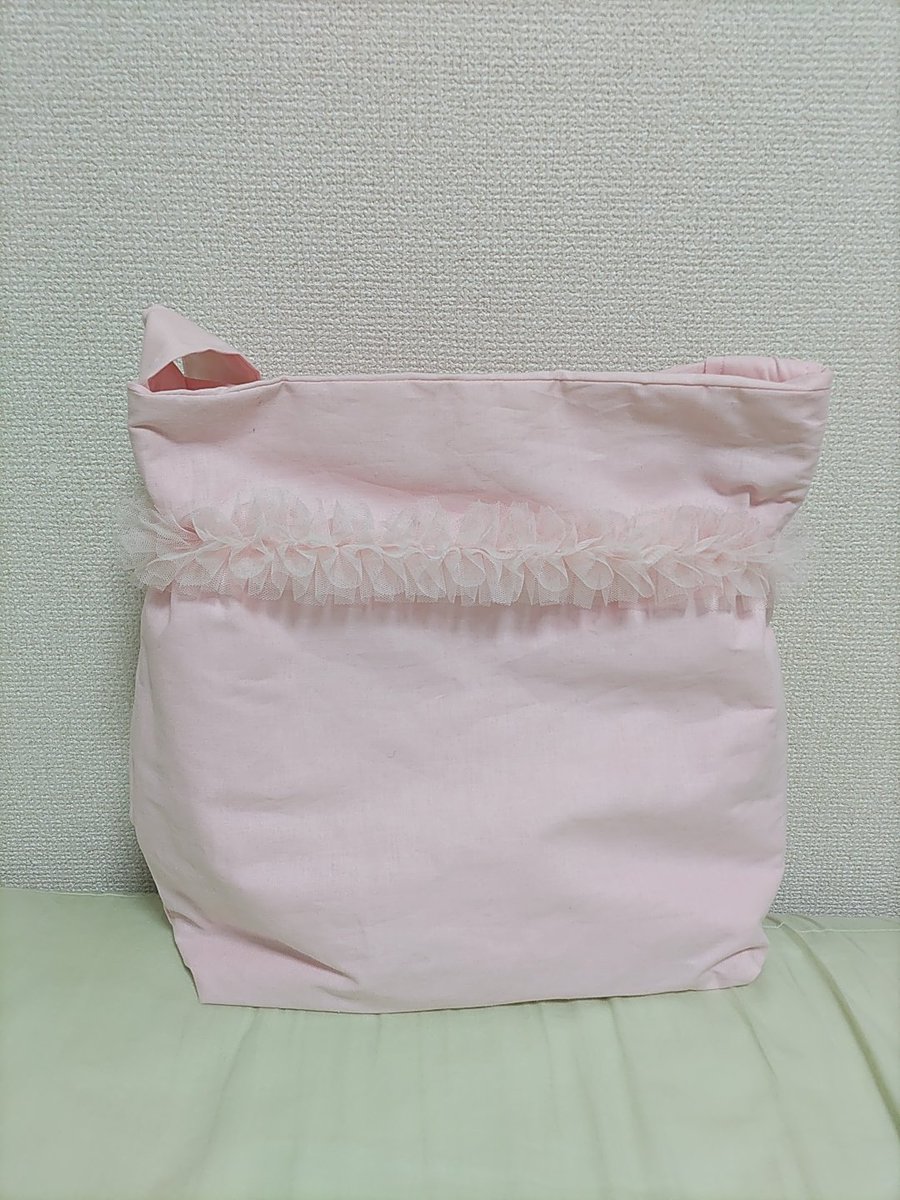 あ〜やばい、理想すぎるバッグができた🥹🩷 大きいリボンがついたピンクのショルダーバッグ🫶🏻セリアで見つけたフリルテープ1周したら可愛すぎ！！早く使いたい！！！