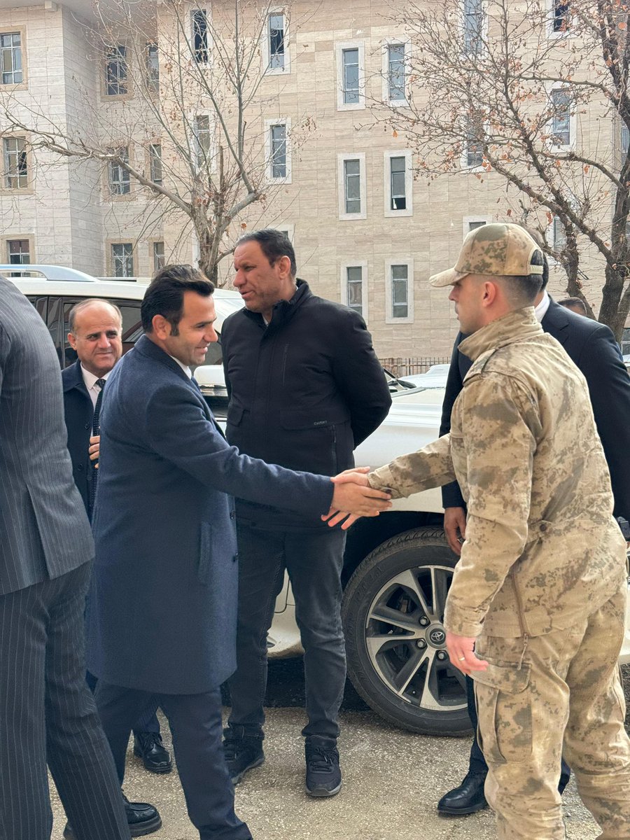 Ablamın vefatı dolayısıyla taziye ziyaretlerinde bulunan Derecik Kaymakamı Sezai Demirci, Mergesor Kaymakamı Xaffur Ahmet, Zet Sınır Kapısı Gümrük Müdürleri Cihat Bey ve İzzettin Bey, Derecik Belediye Başkanımız Hasan Dinç’e ve tüm dostlara ziyaretlerinden ötürü teşekkür ederim.