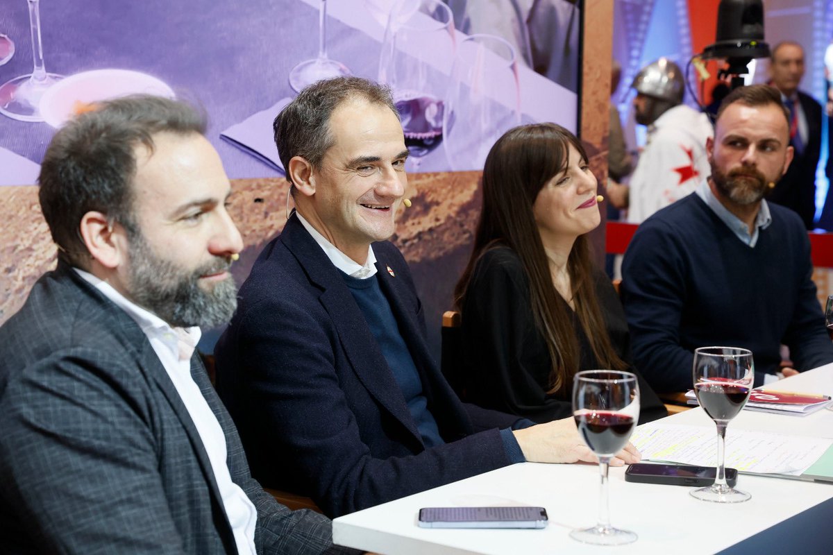 🍷 Logroño, experiencias gastronómicas.

El equipo del <a href="/AytoLogrono/">Ayuntamiento Logroño</a> nos ha transportado a sus calles llenas de vida, sabores y tradición. Miguel Sáinz, junto a representantes de Bodegas de Logroño, Calle Laurel y Calle San Juan, han mostrado el alma de la ciudad. 🌆