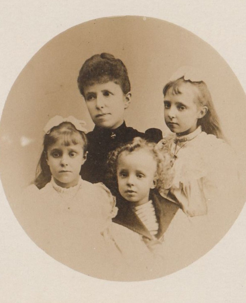 Hay personajes que pasan casi de puntillas por la Historia, es el caso de una princesa de Asturias y una Infanta, hijas de Alfonso XII y María Cristina de Habsburgo. Voy a contaros su historia. 
La reina María Cristina con sus hijos, María Teresa, Alfonso XIII y María Mercedes.