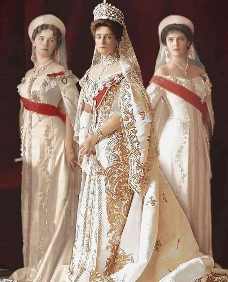 elizabethllaw's tweet image. The Russian court dresses are a blend of opulence and tradition, capturing the  imperial grandeur. The last Tsarina, Alexandra Feodorovna, in her  court dress, alongside her daughters, show the elegance of the Romanov dynasty #History #Romanov