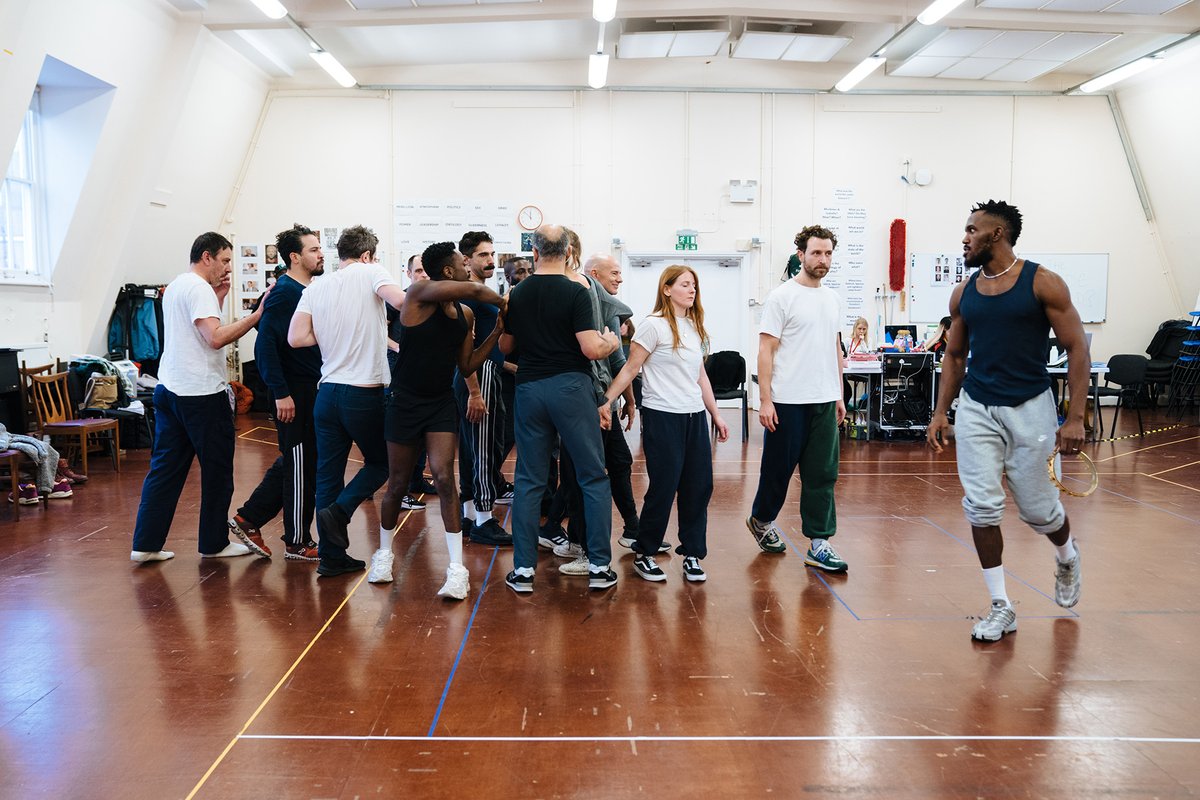 TheRSC's tweet photo. Your first look at #EdwardII in the rehearsal room 📸👑 https://t.co/k3NfKW7Sqt