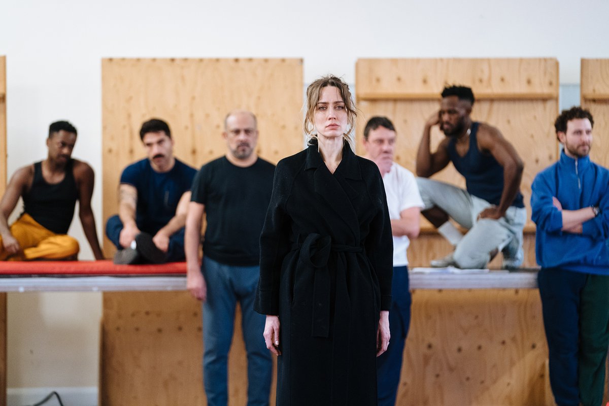 TheRSC's tweet photo. Your first look at #EdwardII in the rehearsal room 📸👑 https://t.co/k3NfKW7Sqt
