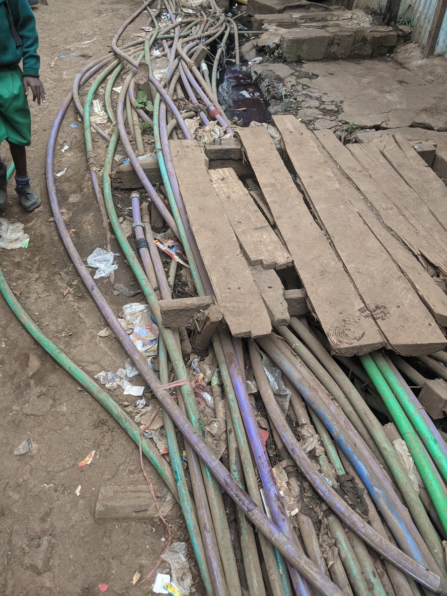 "Fluid authorities: Exploring hydraulic social contracts in Nairobi’s water provision", by Maja Dahl Jeppese
water-alternatives.org/index.php/alld…
<< SPAGHETTI PIPES in NAIROBI >>
