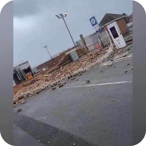 Scxbah's tweet photo. My old job is literally falling apart without me https://t.co/7g2hLCyCM5