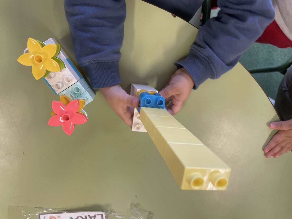 ceipgonzalo's tweet photo. Hoy en Educación Infantil 3 años hemos estado aprendiendo con #Beebot y #STEMPark de @LEGO_Education #CodigoEscuela4_0_Madrid https://t.co/wIckS7DNAJ