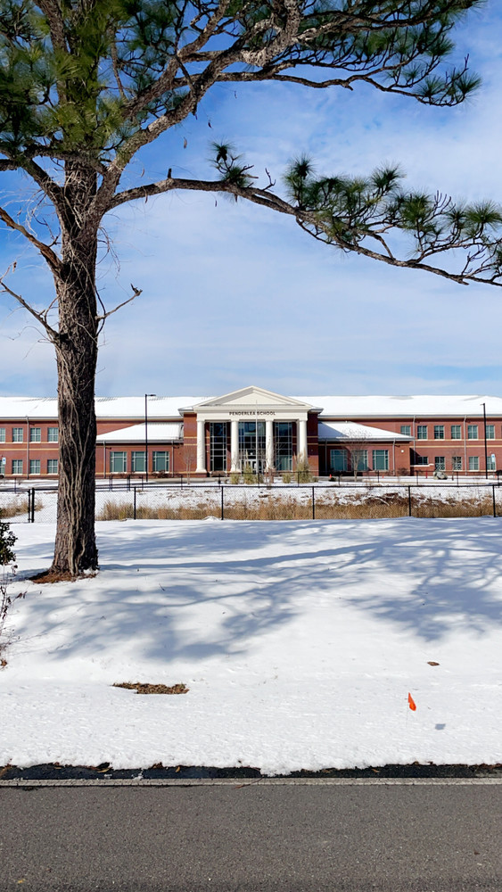 Penderlea Staff and Students enjoy a rare snowfall! pender.k12.nc.us/o/ps/article/1…