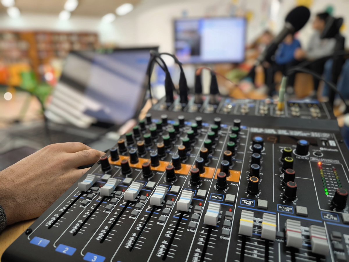 IEDMangrane's tweet image. 🎙️ Amb els recursos de la nova maleta audiovisual, al centre seguim treballant amb ràdio, podcasts i llenguatge audiovisual❗

⛷️❄️ Aquesta setmana, programa especial sobre l’esquiada: preparatius, emocions i respostes als dubtes abans del gran dia. No t’ho perdis! 🎧
#BiblioTech