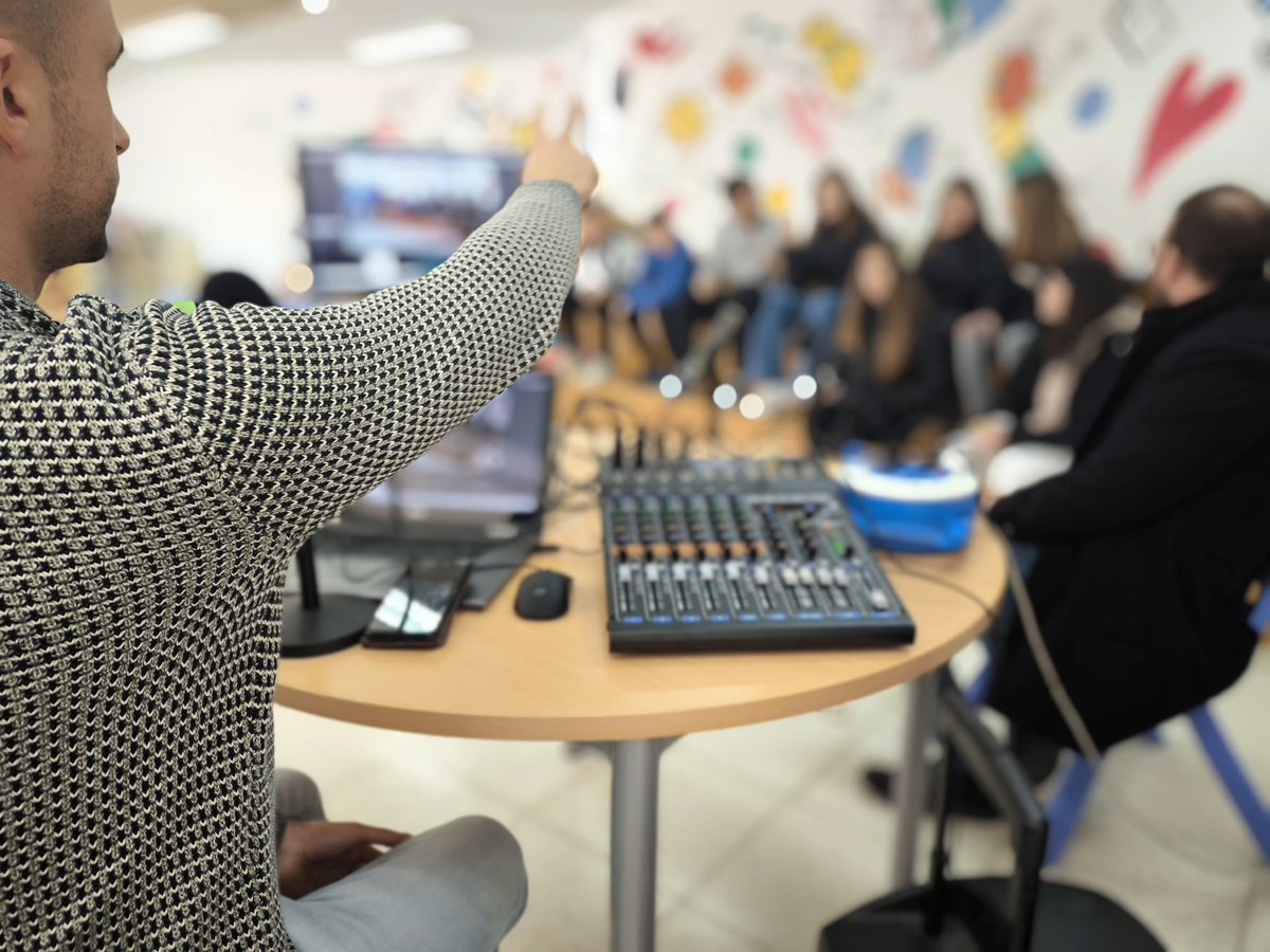 IEDMangrane's tweet image. 🎙️ Amb els recursos de la nova maleta audiovisual, al centre seguim treballant amb ràdio, podcasts i llenguatge audiovisual❗

⛷️❄️ Aquesta setmana, programa especial sobre l’esquiada: preparatius, emocions i respostes als dubtes abans del gran dia. No t’ho perdis! 🎧
#BiblioTech