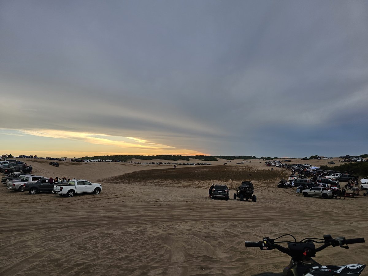 RomanBrunori's tweet photo. 🛻 Ayer estuve por la frontera de Pinamar y me pareció que unas palabras tenía que escribir y compartir con ustedes. Acá va:

🧭 Es una jungla. El olor a nafta y el ruido de todos los motores te mete en una esfera que, si te gustan los fierros, es fabulosa. Continuamente estás viendo UTV de más de 100 hp y cuatris/motos, de 2 o 4 tiempos, acelerar a todo lo que da en la hoya que se forma al medio.

🙅🏻‍♂️ Las reglas en este lugar están MUY claras. Basta con estar ahí parado 3 minutos para darte cuenta de que no es un lugar familiar para ir con tus nenes a hacer castillos de arena. Quien no tenga la capacidad de comprender esto va a pagar las consecuencias.

💨 Principalmente aceleran en la zona delimitada, pero nunca falta el que pasa a fondo por la salida o entrada a la hoya. En sí, es un show con reglas callejeras, donde todo está liberado y el límite lo pone la ética de cada uno.

💵 Música, luces, millones de dólares en vehículos, gente colgando motos o cuatris sin casco, mujeres y hombres de toda edad manejando UTVs a fondo, con la familia cargada o solos.

🎪 Este circo es una maravilla para quien disfruta de los fierros, ya sea que tengas uno para usar o que solo quieras estacionar tu chata en el borde y ponerte a ver. Ahora, como dije arriba, no hay reglas. Tienen que ir atentos, no supongan nada: siempre hay uno mucho más loco de lo que imaginan. Vayan con cuidado y lo van a disfrutar al máximo.

🤓 Esto fue Román en la Frontera de Pinamar. En el próximo, les comparto el stand de Hyundai. ¡Saludos!

PD: Lo que más se disfruta es ver los proyectos fuera de lo normal. Dan muchas ganas de armar algo y traerlo acá el año que viene. Si me consiguen una Kuga manual dada de baja, armo el primer Volvo C30 integral de Argentina y lo traigo acá.