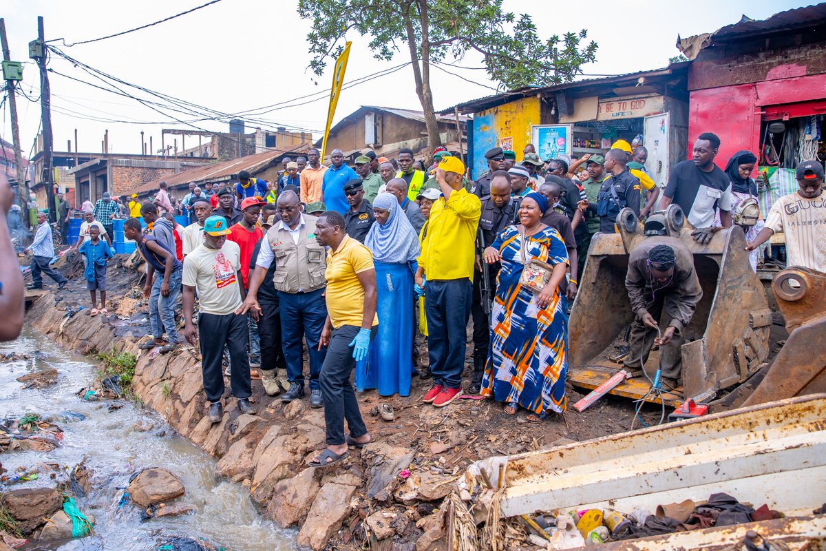 KCCAUG's tweet photo. In our continuous effort to promote community sanitation and hygiene, our minister @HajjatMinsa led a @weyonje community cleanup in Central Division — Mengo Parish.
Joined by the community, @MODVA_UPDF and other partners, we cleaned and sensitized the public on best practices in sanitation including waste segregation, recycling and reusing.
#KCCAatWork
#ForABetterCity