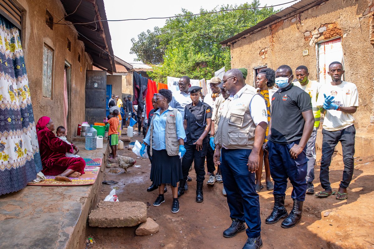 KCCAUG's tweet photo. In our continuous effort to promote community sanitation and hygiene, our minister @HajjatMinsa led a @weyonje community cleanup in Central Division — Mengo Parish.
Joined by the community, @MODVA_UPDF and other partners, we cleaned and sensitized the public on best practices in sanitation including waste segregation, recycling and reusing.
#KCCAatWork
#ForABetterCity