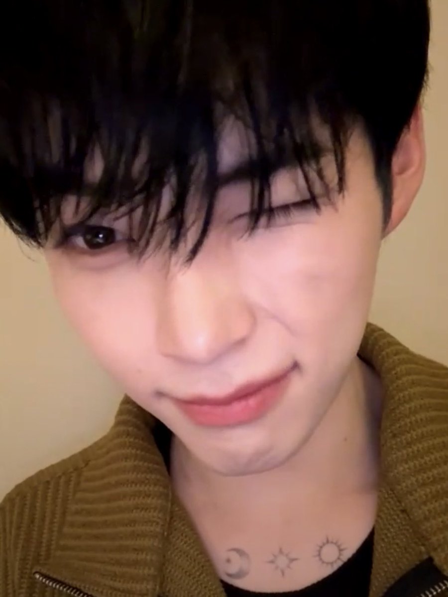 속눈썹 길어요? 하면서 속눈썹 보여주더니 갑자기 윙쿠윙쿠하고 플러팅이에요 라고 함 캬컄ㅋㅋㅋㅋ🤣🤣