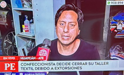 VeroLinaresC's tweet photo. Un nuevo emprendedor tiene que mudarse debido a las extorsionadores. Su familia ya se fue y él lo hará hoy. Antes de terminar la entrevista pide hablarle a la cámara. Se dirige a los extorsionadores, les dice que siempre se portó bien con ellos pero ahora está quebrado. #Perú @MininterPeru