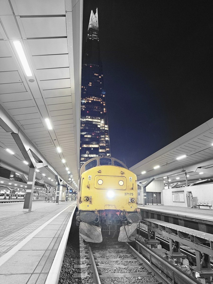 RB069Les's tweet photo. 37175 sits at London Bridge on 3Q21 
#class37 #britishrailways #ukrailscene #ukrailways #lifeontheironroad #onmyarse #sendhelp #tooldforthisshit #frailoldman https://t.co/XlJcNBKNpz