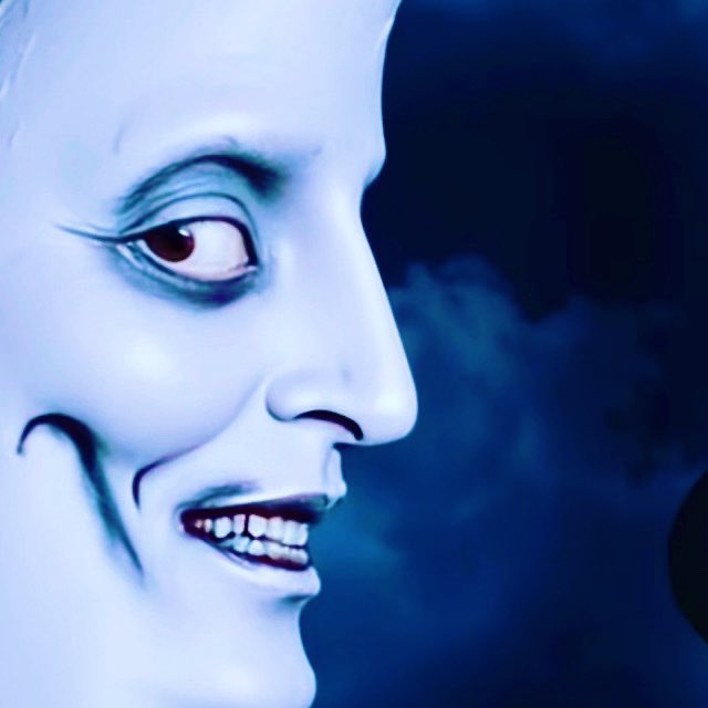 Luna mirando a la pequeña historia del no leído del nunca jamás.