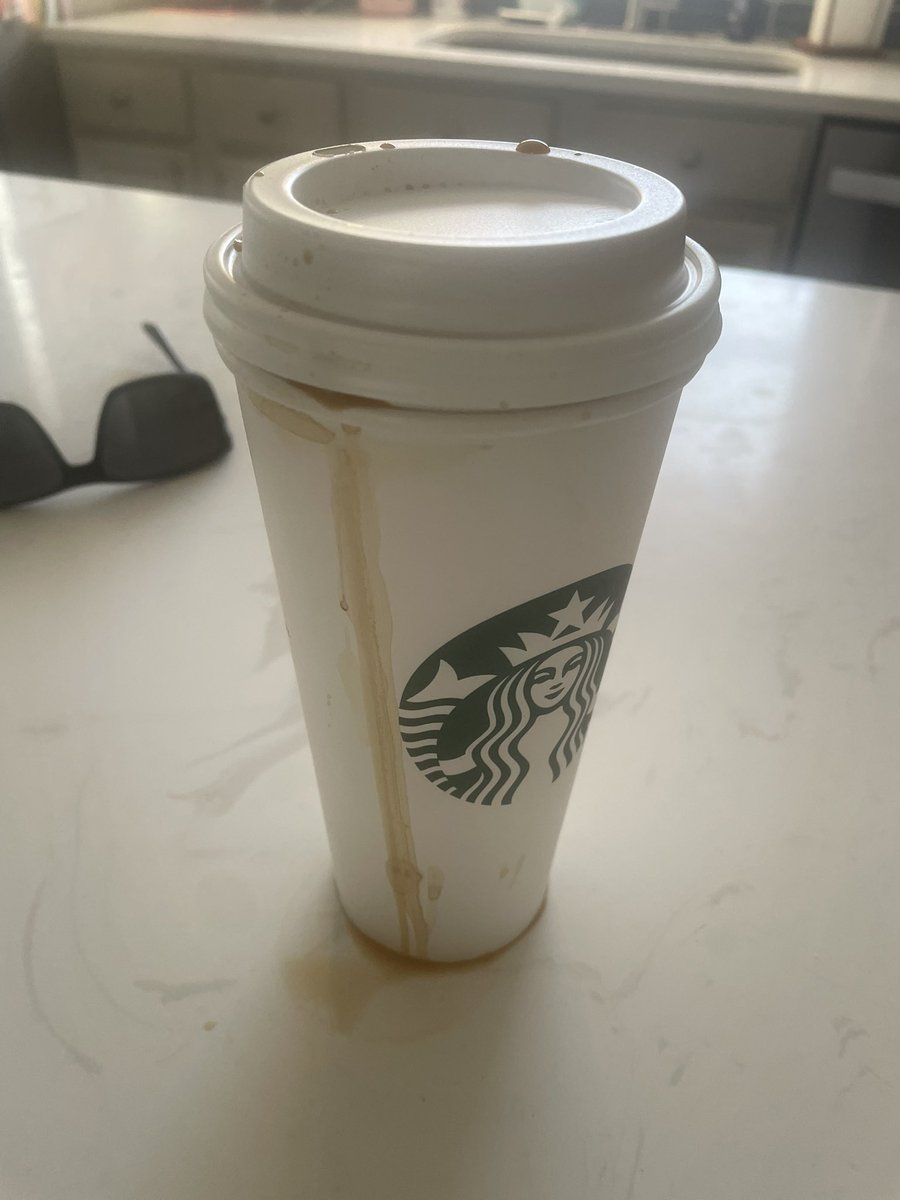philly1mike's tweet photo. Thanks for ruining my Friday with your leaky cups @Starbucks 😡😡😡 https://t.co/5XFE4TdnvH