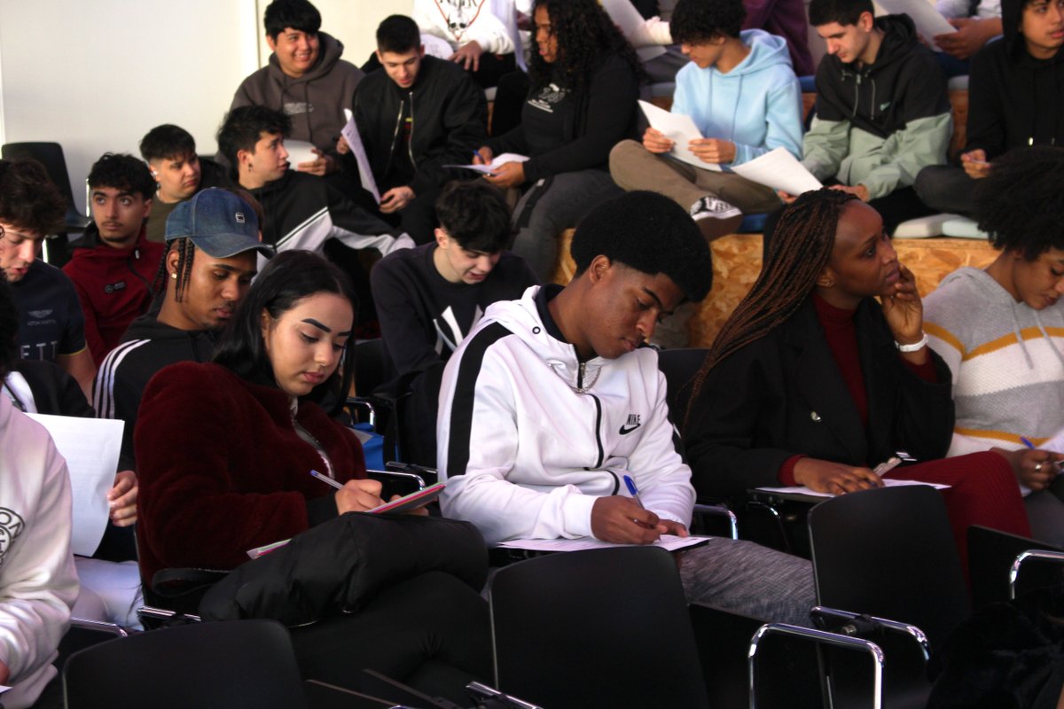 En Fundación Exit ayudamos a jóvenes vulnerables a continuar sus estudios y construir el futuro que se merecen. Y queda mucho por hacer🧐 

🔗Hoy, #DíaInternacionalDeLaEducación <a href="/LaVanguardia/">La Vanguardia</a> destaca nuestro impacto en la lucha contra el abandono escolar👇
lavanguardia.com/sociedad/20250…