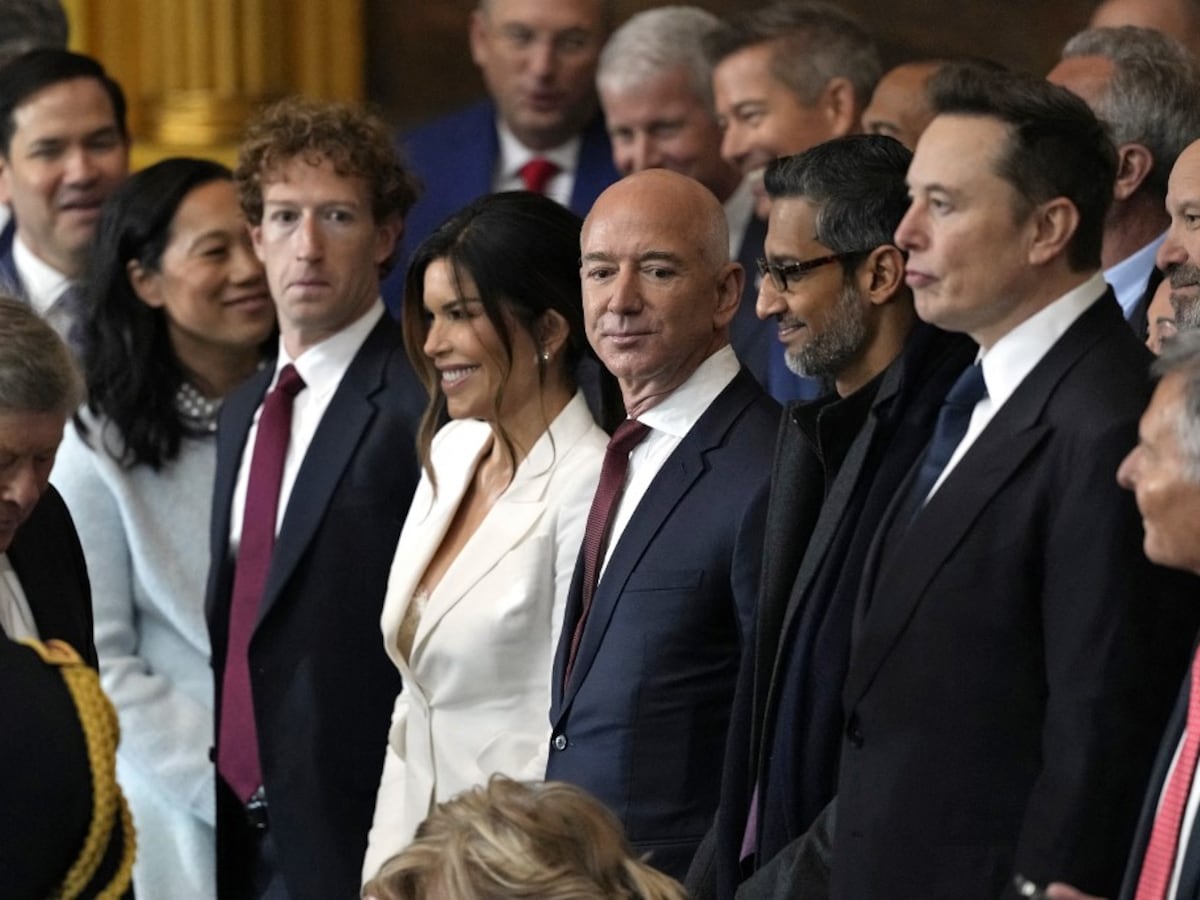 BrunoRguezP's tweet photo. Instauración de plutocracia en poder de EEUU no es fenómeno actual.

Refleja naturaleza corrupta de sistema político estadounidense, con elecciones convertidas en principal espectáculo y negocio del país donde políticos se venden a intereses de transnacionales y multimillonarios. https://t.co/T2dtilnGRV
