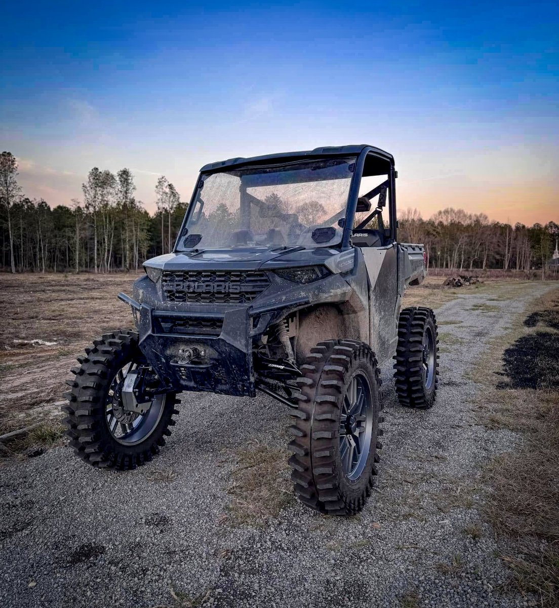 superatvtweet's tweet photo. 🔥 #SouthernMuddMotorsports knows their way around a #PolarisRanger and this one has it all. Complete with #SuperATV suspension Offset Front & Rear A-arms with @kellerperformanceproducts Ball Joints, an SATV 6" GDP portal gear lift kit with 45% #GearReduction, and a #DepthFinder Snorkel Kit! 💪⚙