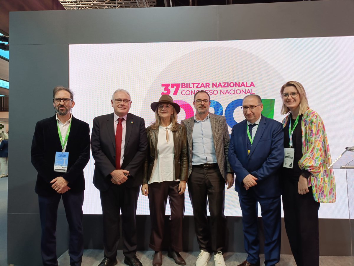 💡 #37CongresoOPCSpain presentado oficialmente en #FITUR2025  
🗨️ <a href="/onofre_vicente/">Onofre Vicente</a>  “Creemos en congresos más humanos y sostenibles.” 
🗨️ Daniel Solana <a href="/Basquetour_eus/">Basquetour</a> "Fundamental el #factorhumano en los congresos"
Inscripciones 👉opc2025.opce.eus
¡Te esperamos en Vitoria!