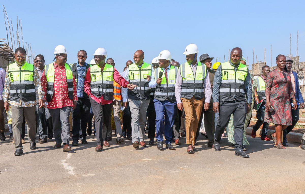 Ireenah_'s tweet photo. Affordable housing projects inspected by H.E. Ruto in Kakamega showcase the government’s commitment to accessible, quality homes.

This initiative provides both shelter and jobs, uplifting local communities.

Western Kenya Empowered 
#MulembeDevelopmentTour https://t.co/EH1AjY92x8