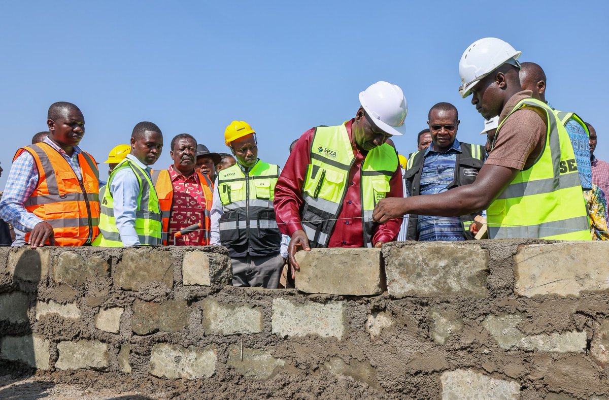 Ireenah_'s tweet photo. Affordable housing projects inspected by H.E. Ruto in Kakamega showcase the government’s commitment to accessible, quality homes.

This initiative provides both shelter and jobs, uplifting local communities.

Western Kenya Empowered 
#MulembeDevelopmentTour https://t.co/EH1AjY92x8