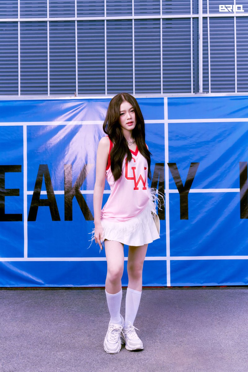 circle_update's tweet photo. สาวน้อยสุดเท่ ‘D-NA’ ขอท้า ถ้ามั่นใจก็ให้มาหักอก ใน ‘BREAK MY HEART’ ซิงเกิลที่ 3 กับความรักที่ไม่มีความหมาย
  
#DNA_BreakMyHeart #DNA_3rdSingle #ItsmeDNA #BRIQ #RSMUSIC

หลังแสดงศักยภาพด้านการเต้นอันดุเดือดผ่านเพลง ‘BYE BYE’ และโชว์พลังเสียงอันเป็นเอกลักษณ์กับเพลง‘เพื่อนกันเหรอ (EXPIRED)’ ของสาวน้อยสุดเท่ ‘D-NA’ (ดีน่า-สุริวัสสา วิวัฒน์วานิช) จนเป็นที่รู้จักในฐานะศิลปินเดี่ยวสุดปังจากค่าย BRIQ Entertainmentในเครือ RS Music มาแล้ว 
ล่าสุด ‘D-NA’ ขอท้าหนุ่ม ๆ ว่าถ้ามั่นใจก็ให้ลองมาหักอก กับซิงเกิลที่ 3 ‘BREAK MY HEART’ ในเนื้อหาที่ยังคงเล่าถึงเหตุการณ์ความรักภายใต้คอนเซ็ปต์ ‘BAD RELATIONSHIP’ ซึ่งแสดงถึงตัวตนของผู้หญิงยุคใหม่ ที่รักตัวเอง และเป็นตัวของตัวเอง ด้วยแนวเพลงที่เต็มไปด้วยกลิ่นไอ Pop Dance ผสมเมโลดี้ R&B ที่เล่าถึงการเล่นเกมในความสัมพันธ์ โดยอีกฝ่ายคิดว่าตัวเองจะเป็นผู้ชนะ แต่ไม่รู้ตัวเลยว่ากำลังลงแข่งกับคนที่เก่งในเกมนี้ไม่แพ้กัน แม้จะรู้ว่าการเอาใจลงไปเล่นกับความสัมพันธ์ มันจะเสี่ยง และอันตราย แต่ต่างฝ่ายต่างก็เต็มใจที่จะวางหัวใจเป็นเดิมพันในเกมครั้งนี้อยู่ดี โดย ‘D-NA’ ให้สัมภาษณ์ว่า
“เนื้อหาของ 2 เพลงที่ผ่านมา จะเกี่ยวกับ BAD RELATIONSHIP ที่ดีน่าเป็นฝ่ายถูกกระทำค่ะ แต่ในซิงเกิลที่ 3 นี้ ดีน่าจะเป็นฝ่ายเอาคืนบ้าง แบบใคร ๆ ก็บอกว่าเธอน่ะร้าย หลอกหักอกผู้หญิงมาเยอะ แต่เธอลองมาเจอกับฉันมั้ย เดี๋ยวก็รู้กันเพราะฉันน่ะร้ายกว่า 
ส่วนเรื่องราวในมิวสิกวิดีเพลง ‘BREAK MY HEART’ จะสื่อสารผ่านกีฬาเทนนิสค่ะ เปรียบลูกเทนนิสเสมือน‘ความรู้สึกหรือหัวใจ’ ที่เราเอาลงมาเล่นในเกมการแข่งขัน ตีตอบโต้กันไปมา จนกว่าฝ่ายใดฝ่ายหนึ่งจะตีลูกออกสนามไป และการขานแต้มศูนย์ในเทนนิสจะใช้คำว่า ‘Love’ ดังนั้นจึงเกิดวลีที่ว่า ‘Love Means Nothing In Tennis’ ซึ่งหมายถึง คำว่ารักมันไม่มีความหมายในกีฬาเทนนิสค่ะ”
ชม MV ‘BREAK MY HEART’ที่ YouTube : RS Music Thailand >> https://t.co/UKEIX74OV7  
และ Briqofficial ทุกแพลตฟอร์ม สามารถติดตามดีน่าได้ที่ Instagram และ TikTok : dc.dna

อ่านเพิ่มเติมได้ที่ 🔗 : https://t.co/FZ7eDaojKJ