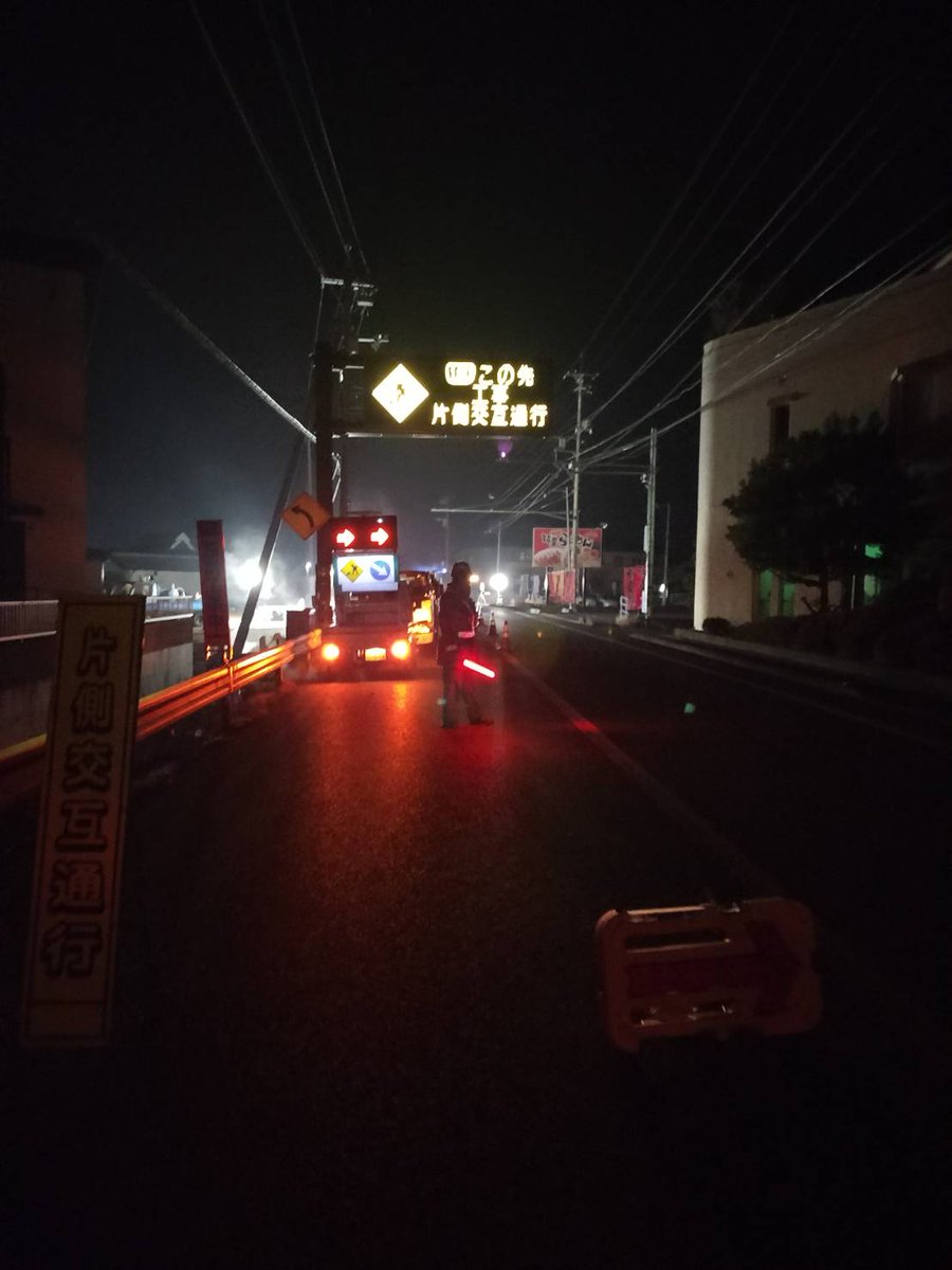 esc_okayama's tweet photo. お疲れ様です。
昨晩は夜間舗装工事、片側交互通行の現場に行きました。

舗装屋さんもいい方ばかりで楽しくお仕事させて頂きました。 https://t.co/Y5WQmEq9AU