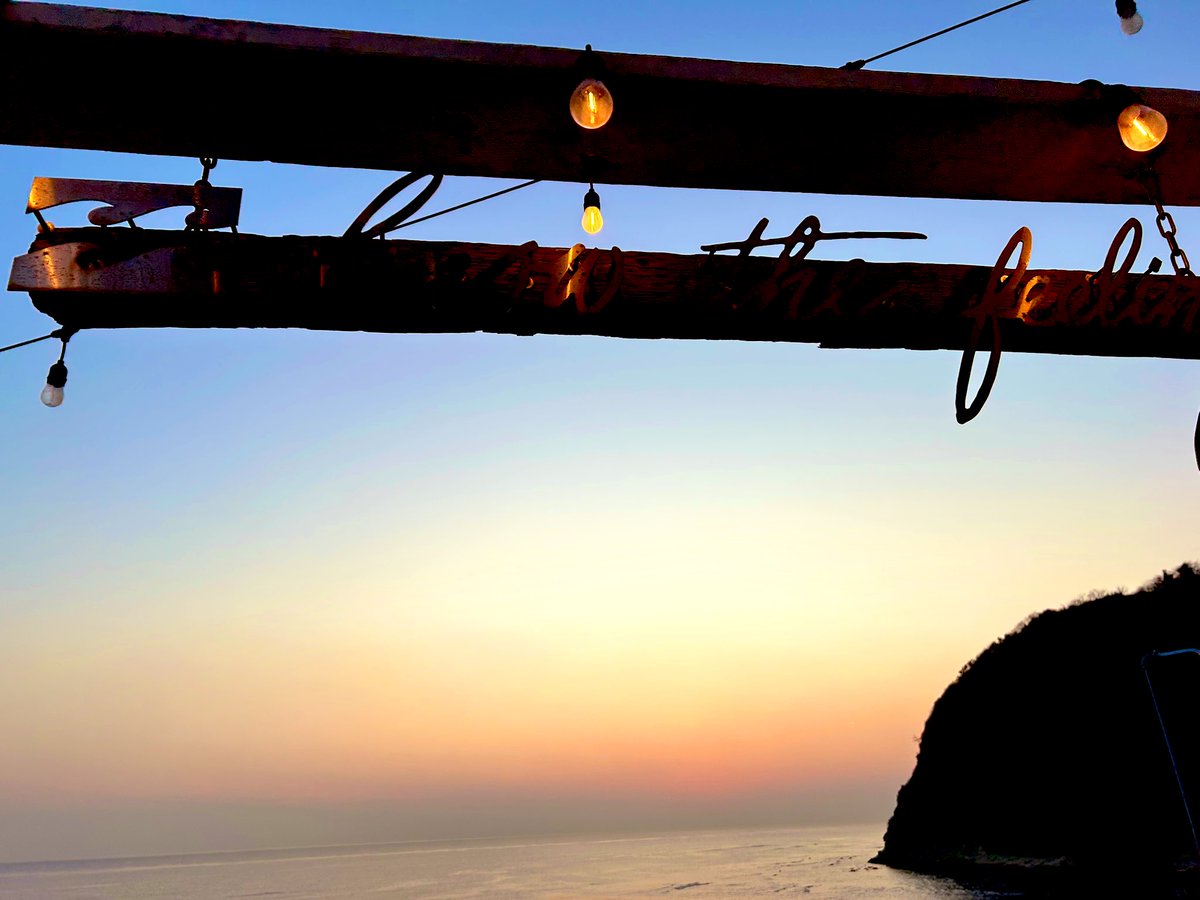 youpercussion's tweet image. 海に沈む夕陽が綺麗でした。
穏やかな海に癒されます。
今年のサーファーズ出演も決定しています！
情報解禁お楽しみに。

#surfers #逗子　#夕陽　#海