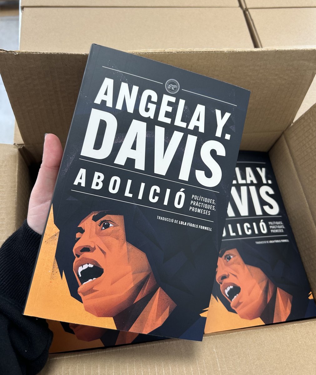 Doncs ja ens ha arribat a l'oficina! 📚

👀I resulta que també pot ser vostre: tigredepaper.cat/ca/cataleg/abo…

Per regalar, compartir, admirar, subratllar... el que vulgueu!