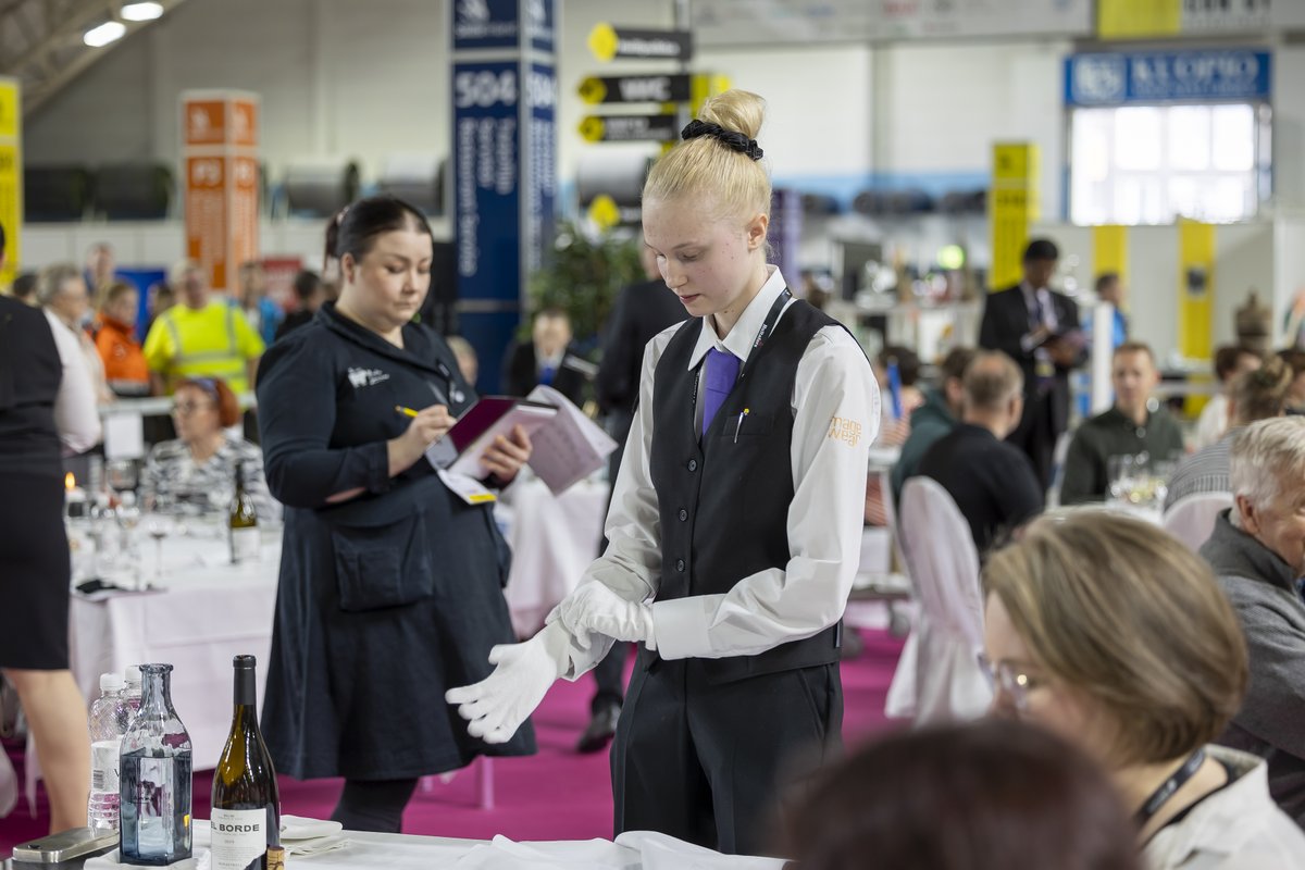 Paviljongin kampuksella kisataan Taitaja-kisan tarjoilija-lajin finaalipaikoista ti 28.1. Vapaa pääsy. Tule seuraamaan ja kannustamaan kilpailijoita klo 10.30–13.30. samiedu.fi/savonlinnassa-… #Samiedu #Taitaja2025 Kuva: Katri Bäck Savon ammattiopisto/Skills Finland