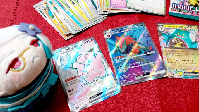 うちにいる「ガチ勢」が、通販予約ができなかっただの、買うための列に並ぶ予約すら抽選から外れただの嘆いていたカード。 店頭に並んでおらず「レジの人に言うと、レジの奥から出てきて数パックだけ買える」という所でちょっとだけ買えたらしい。 大勝利だったんだって、よかったね