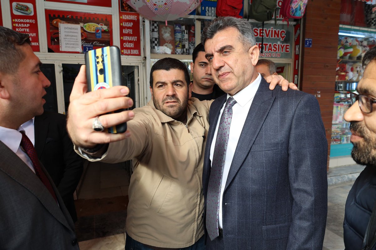 akpartiurfa's tweet photo. 2/ Suruç ilçemizde, esnaflarımıza hayırlı işler bereketli kazançlar diledik, sorun ve taleplerini dinledik, Suruçlu hemşehrilerimizle gönül köprüleri kurduk, gönülden sohbetlerine ortak olduk.

#GönülDilimizŞanlıurfa
@milhamigunbegi @ibrahimucar89 @erkankandemir https://t.co/NS23jeZ9xu