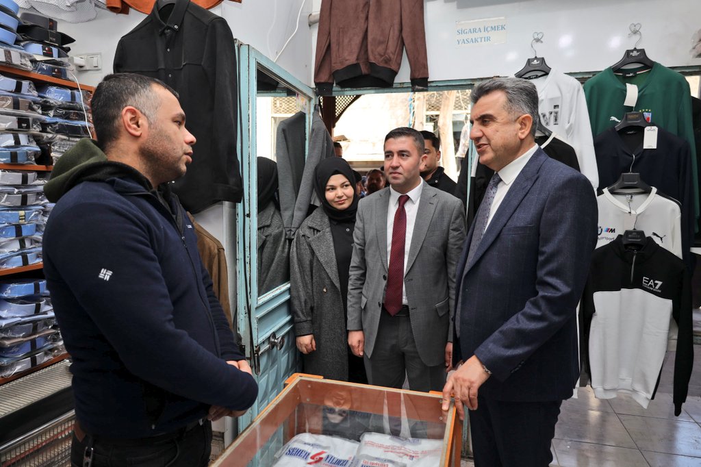 akpartiurfa's tweet photo. 2/ Suruç ilçemizde, esnaflarımıza hayırlı işler bereketli kazançlar diledik, sorun ve taleplerini dinledik, Suruçlu hemşehrilerimizle gönül köprüleri kurduk, gönülden sohbetlerine ortak olduk.

#GönülDilimizŞanlıurfa
@milhamigunbegi @ibrahimucar89 @erkankandemir https://t.co/NS23jeZ9xu