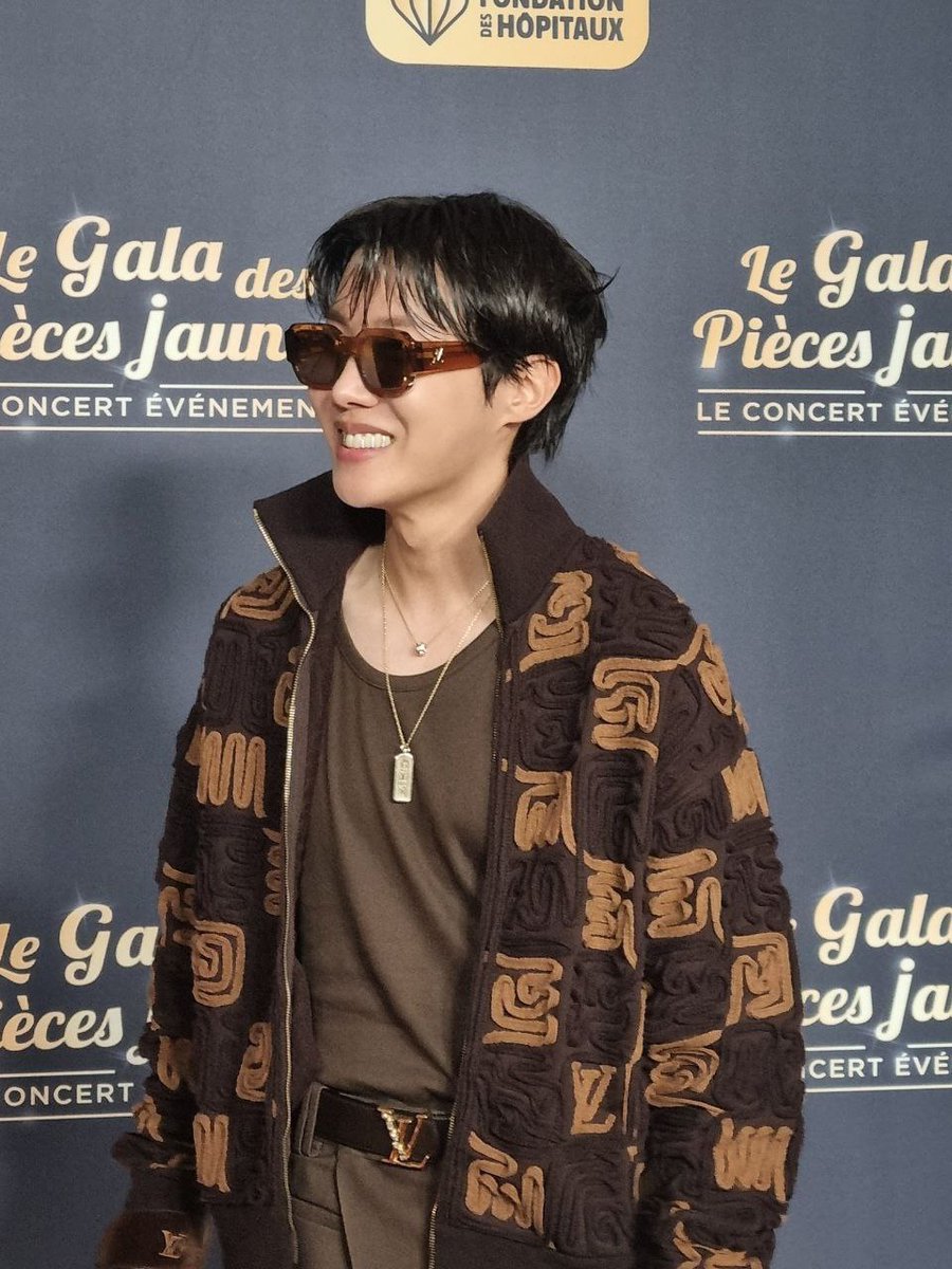 ترندینگ هنوز ادامه داره قشنگا برای کینگ استیج دیشب ریپ و ریت کنین 

LE PRINCE J-HOPE AU GALA 
J-HOPE AT LE GALA DES PIÈCES JAUNES 
#jhope_at_GalaDesPiècesJaunes
#GalaDesPiècesJaunes
#jhope_in_paris #jhope #제이홉