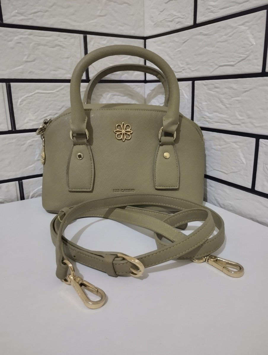bonemmana's tweet photo. Wts preloved tas dan baju buat tambah beli kandang kucingku si mollen. Barangkali ada yang minat 🤗 bisa kirim via Wahana biar murce 

#wts #preloved #kucing #catlovers #wtb #tas #baju https://t.co/xDdWxPfwPu
