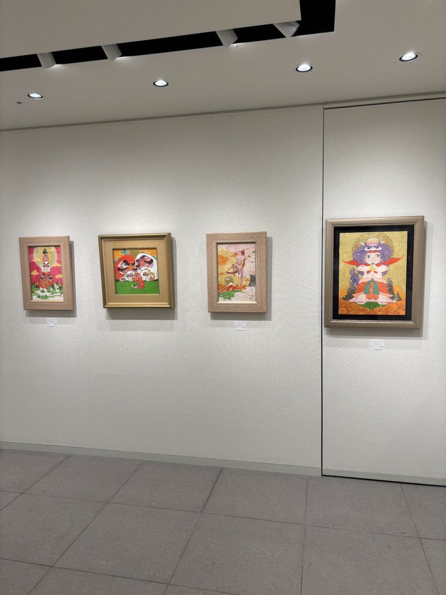 【開催中！】

銀座三越にて山下孝治、志賀龍太、筒井文那の三人展が開催中！
是非お立ち寄りください。

&lt;作家在廊予定日&gt;
志賀龍太：26日(日)12時頃～14時
山下孝治：26日(日)14時頃～
筒井文那：27日(月)14時頃～

「2025新春三人展」
会期/2025年1月22日(水)～1月27日(月)
　　午前10時～午後8時