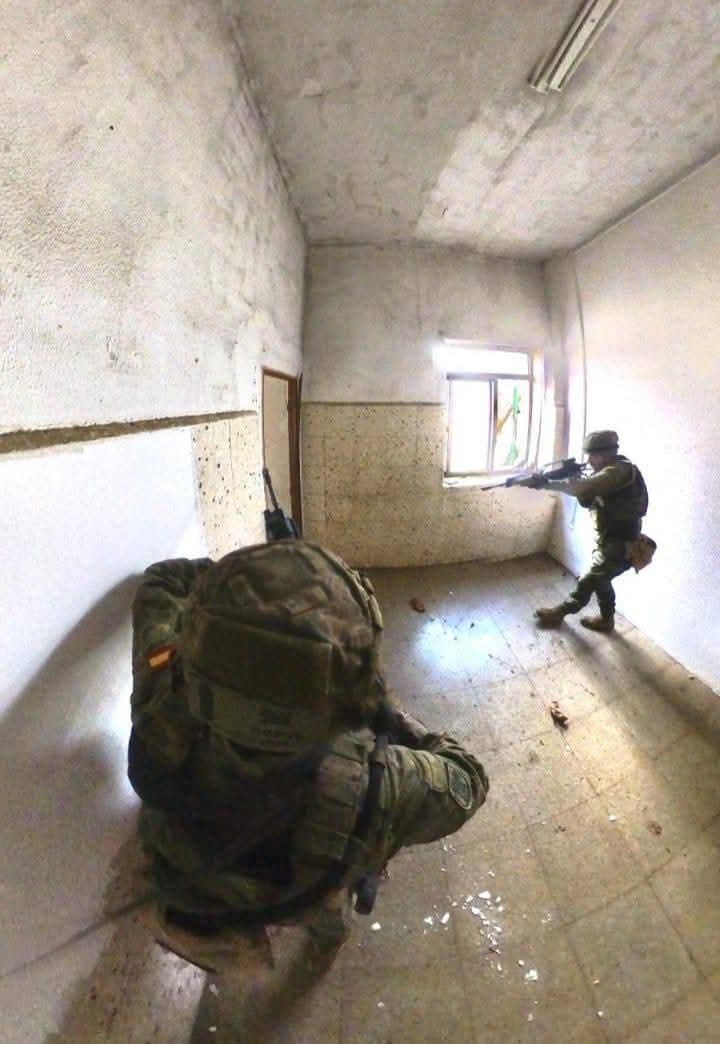 FUTER_ET's tweet photo. El Batallón de Infantería Protegida "Las Navas" ll/6, perfecciona su instrucción de combate en zona urbanizada, fortaleciendo su disciplina en procedimientos de entrada en edificios.
¡SABOYA, EN VALOR EL PRIMERO! 
#SomostuEjército
#BrigadaExtremadura https://t.co/Xa3cBx2xjz