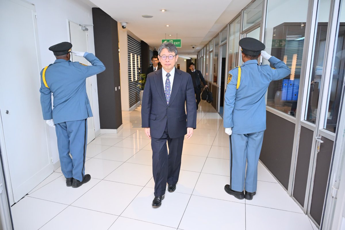 ECA_OFFICIAL's tweet photo. Japanese Ambassador HE Tsutomu Nakagawa presented credentials to Executive Secretary @ClaverGatete today and also held discussions on strengthening collaboration with Japan to support African countries in #digitaltrade and #RVCs as part of #AfCFTA implementation. https://t.co/3Scza4fNif